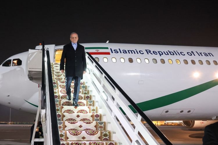 رئیس جمهور #پزشکیان که قزاقستان را برای شرکت و سخنرانی در اجلاس بین‌المللی صلح و اعتماد، به مقصد #ترکمنستان ترک کرده بود، ساعاتی پیش وارد عشق آباد، پایتخت این کشور شد و مورد استقبال معاون رئیس کابینه وزرا در امور اقتصادی ترکمنستان قرار گرفت.