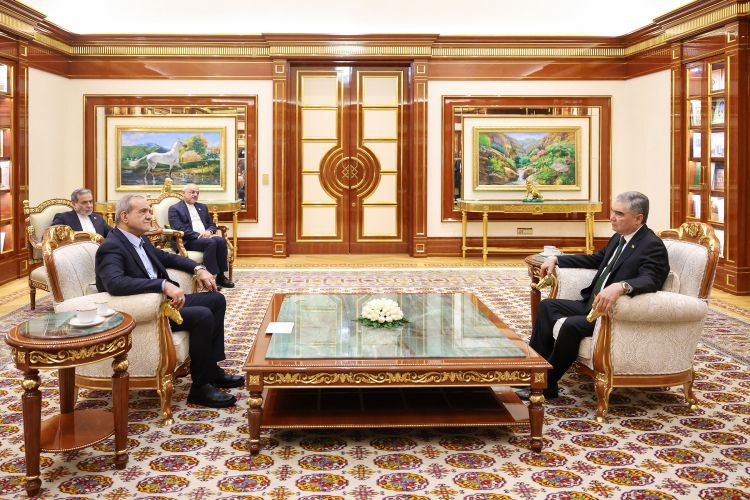 رئیس‌جمهور #پزشکیان در جریان برنامه‌های سفر خود به ترکمنستان که با هدف شرکت در اجلاس بین‌المللی صلح و اعتماد انجام شد، با قربانقلی بردی محمداف، رهبر ملی و رئیس شورای مصلحت خلق #ترکمنستان دیدار و گفتگو کرد.