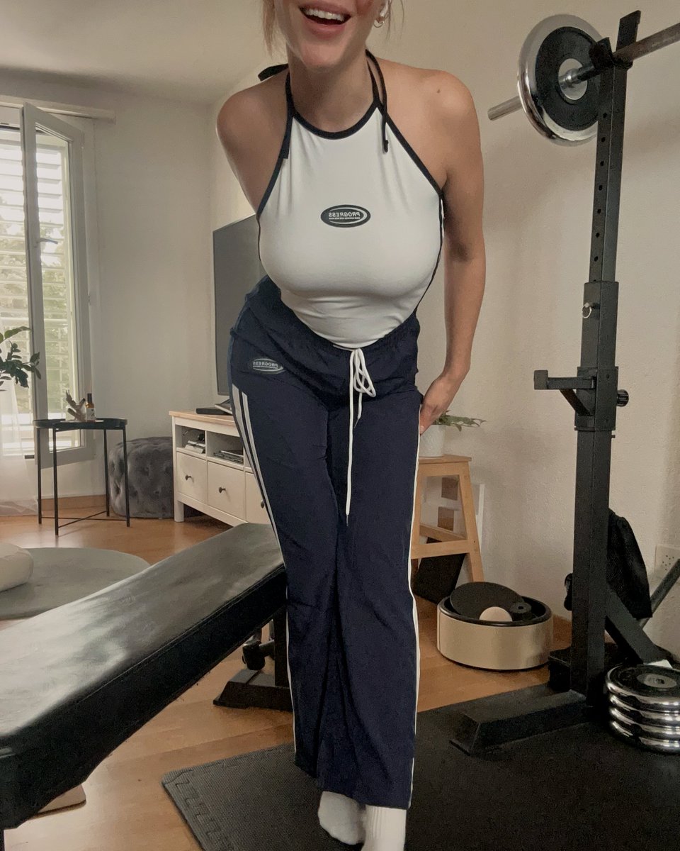 Lanalecker tweet media