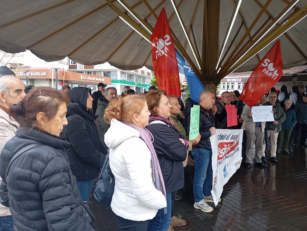 solpartibilgi's tweet photo. ✊ Rize Fındıklı’da insanca bir yaşam için ayaktayız!

Harami düzeni bitecek, emekçiler kazanacak!

#EkmekveAdalet https://t.co/LKNkmYwaNl