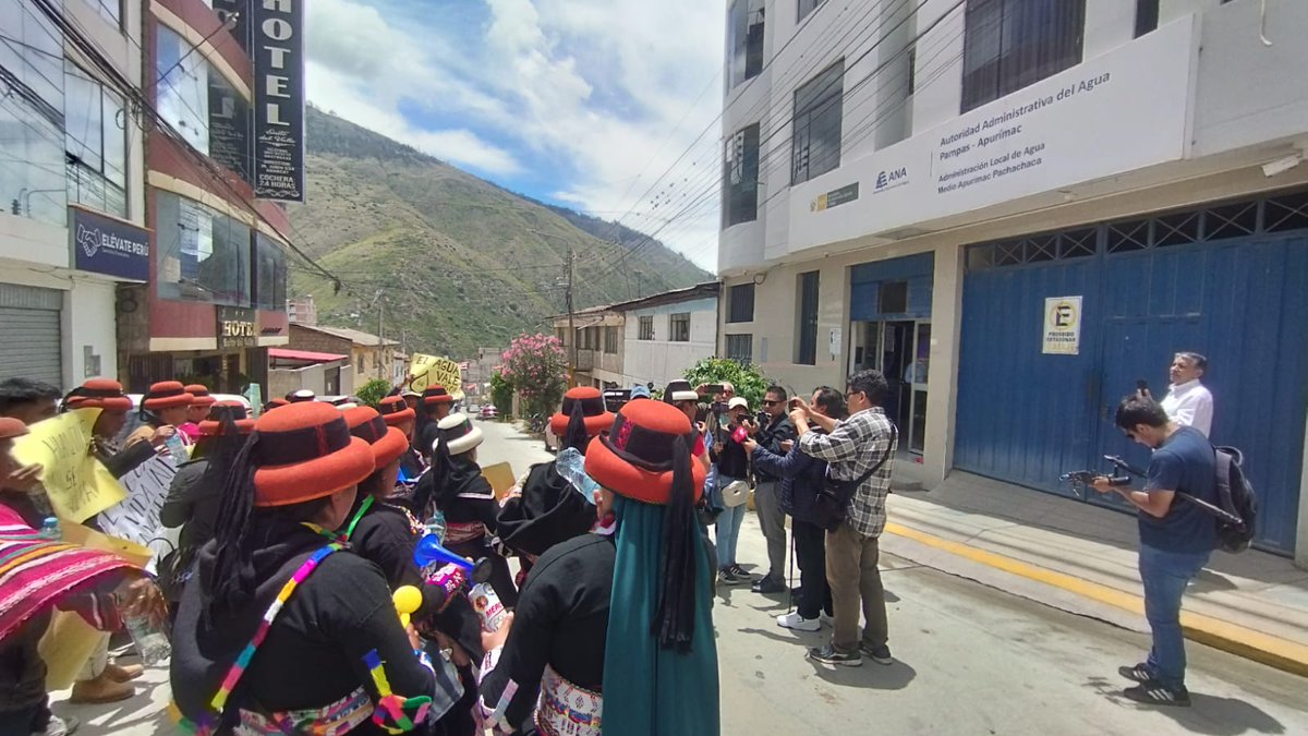 #URGENTE #Peru
La C. Campesina e Indígena de Huancuire denuncia la destrucción de sus fuentes naturales de agua, <a href="/ANAPeru/">Autoridad Nacional del Agua</a> pretende autorizar la realización de 41 pozos de perforación en el marco del Proyecto Chalcobamba, operado por Minera Las Bambas - MMG Límite
<a href="/PericoArrojo/">Pedro Arrojo</a>