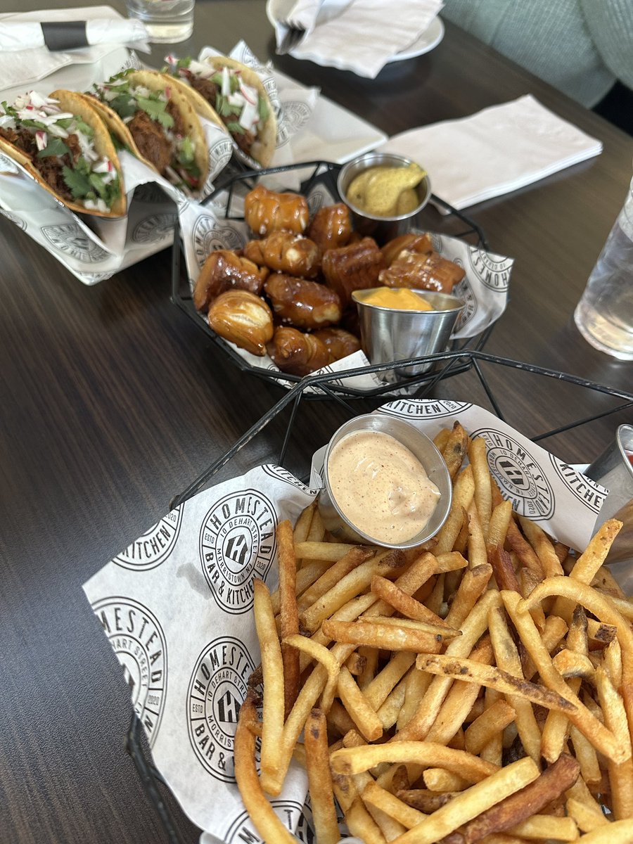 lilmissbasshead's tweet image. lunchie w bestie #nut