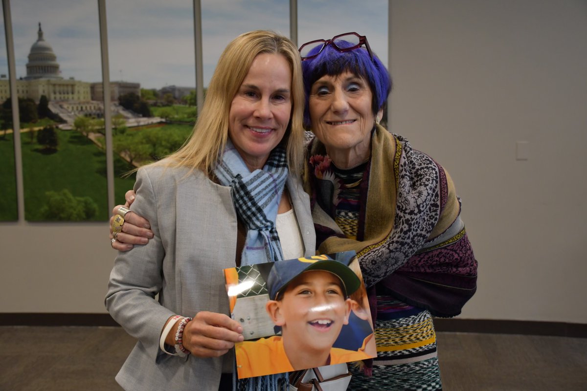 rosadelauro's tweet image. Safe storage isn’t controversial; it’s responsible. If you keep a firearm at home, kids should not be able to access it.

No parent should have to bury a child because of an unlocked gun. Ethan’s Law is the standard our children deserve.