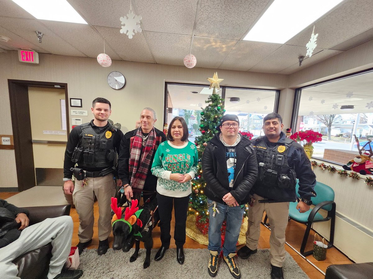 NJDHS's tweet photo. 🌟Today, as part of the @NJDHS Outreach team’s #SeasonofService, the HSP Officers and Security Officers volunteered serving food and assisting at the Joseph Kohn Training Center. https://t.co/ya8BDPZqQh