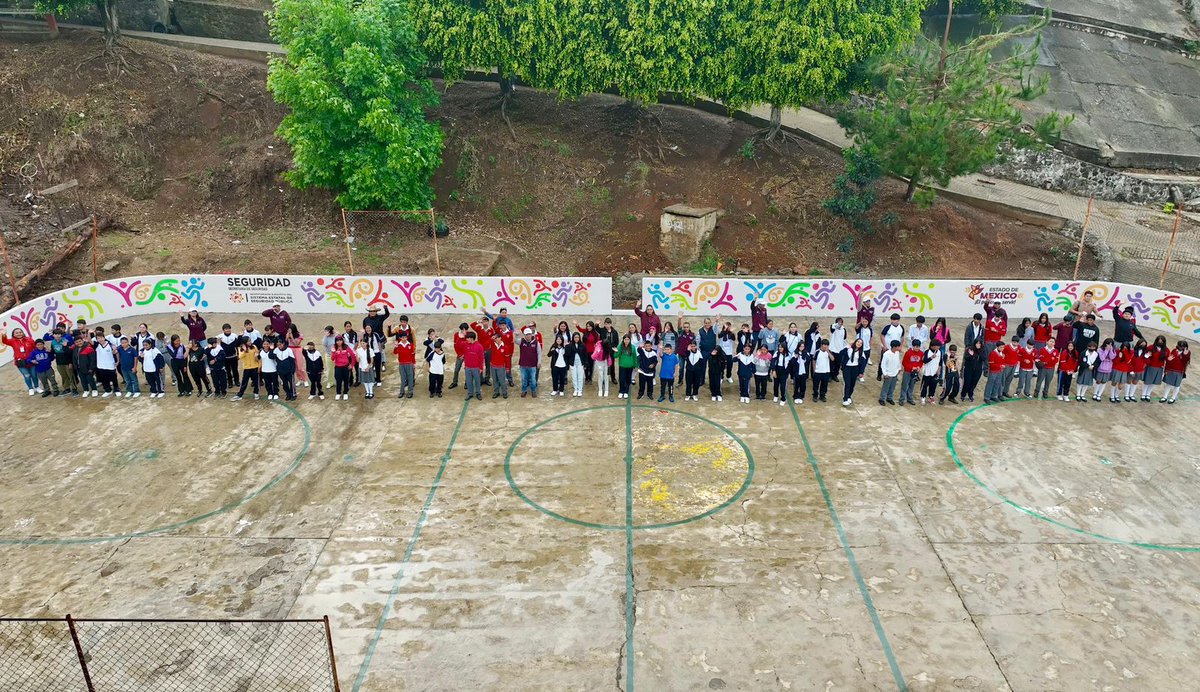 SecretariadoGEM's tweet photo. El Centro de Prevención del Delito llevó a cabo una  recuperación de espacio en la Escuela Secundaria Oficial No. 55 “Licenciado Benito Juárez”, ubicada en el municipio de Coatepec de Harinas, como parte del programa #JuegaVive.

Esta acción fortalece entornos más seguros, limpios y dignos para niñas, niños y jóvenes, promoviendo la participación comunitaria y la construcción de espacios que favorezcan su bienestar.

Seguimos trabajando por escuelas más seguras y comunidades más unidas. 💛🧡