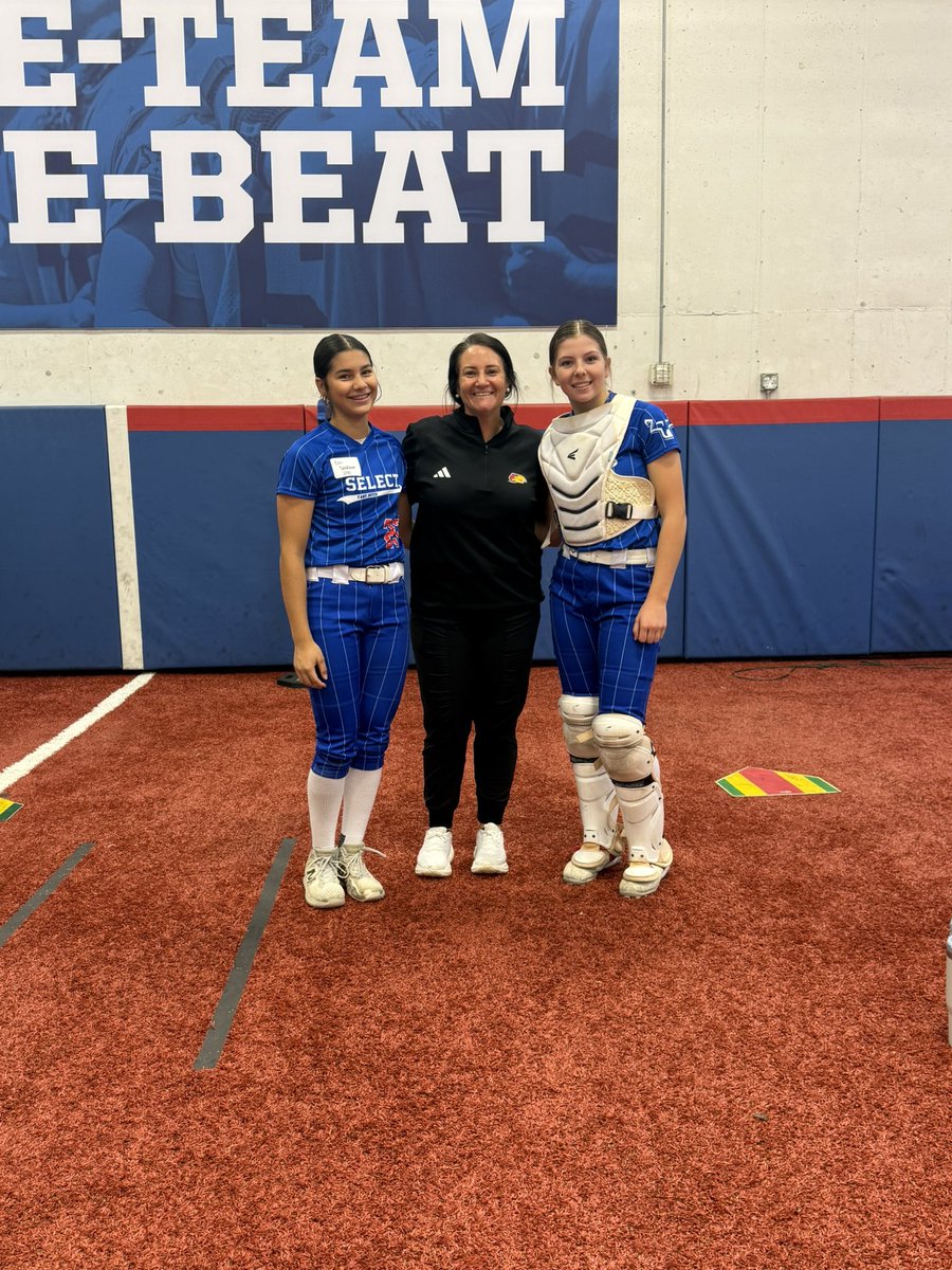emitakekawa2030's tweet photo. Shout out to #kusoftball , Coach McFalls and Coach H for putting on an awesome camp last weekend! ๐๐ป Learning new things and getting feedback to incorporate into my workouts. Special thanks to my teammate, Dakota Harris, for catching me. I canโt wait to visit again! ๐#rockchalk https://t.co/gVucqvSaQU