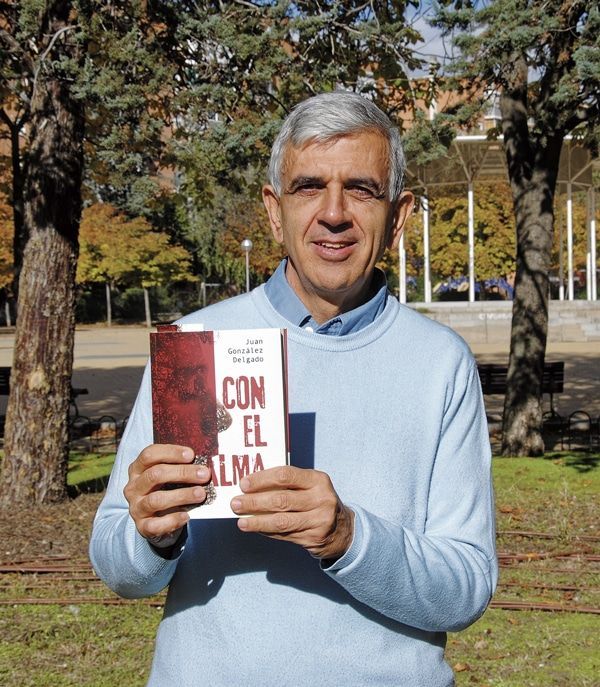 DistritoVillav's tweet photo. Juan González Delgado acaba de publicar "Con el alma", su primera novela. Vecino de Ciudad de los Ángeles desde que nació, ha sido profesor de instituto (de Matemáticas) durante 36 años, 25 de ellos en centros educativos del Distrito.

Entrevista completa: https://t.co/CnufiAaBLM https://t.co/DPnXld9fZc