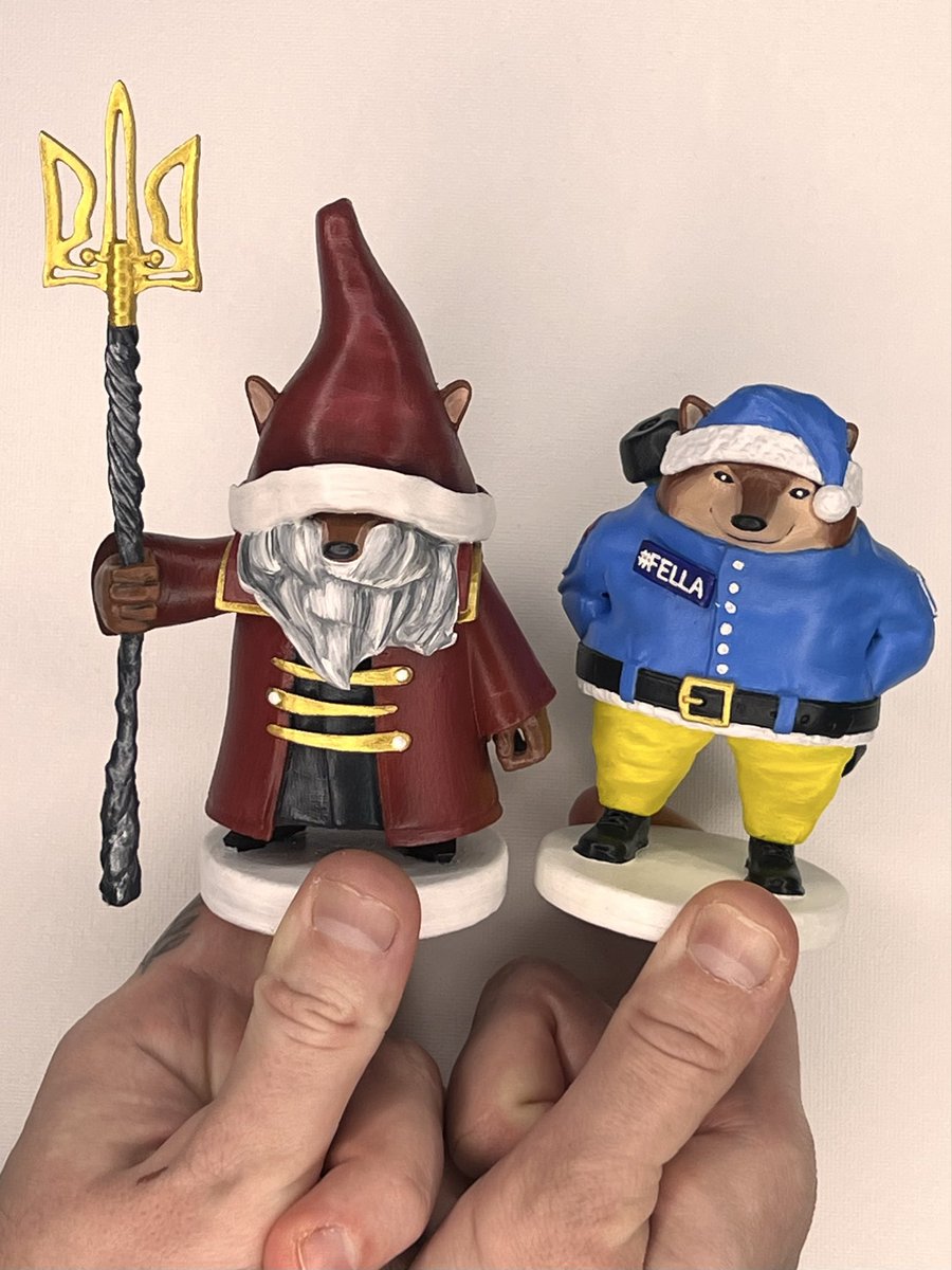 10 cm Classic Santa and Santa with Tryzub! All hand-painted in Kyiv during blackouts! If you want one, leave a comment and I'll contact you 🔱🎅🏻🇺🇦🎸🎄