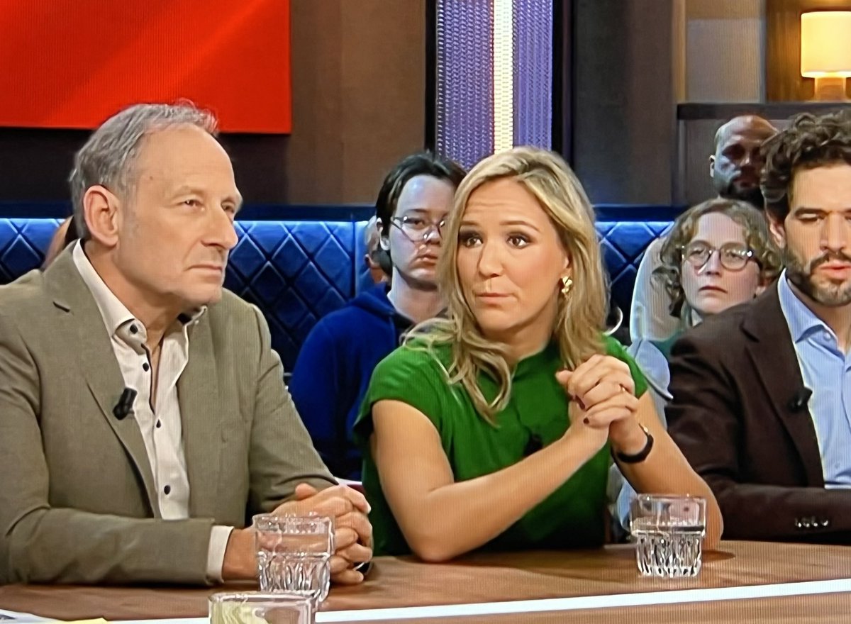 Ik zit me weer te vergapen aan die prachtige armen van Elodie. De voornaamste reden voor mij om te kijken. 
Die armen zijn gewoon Kunst!