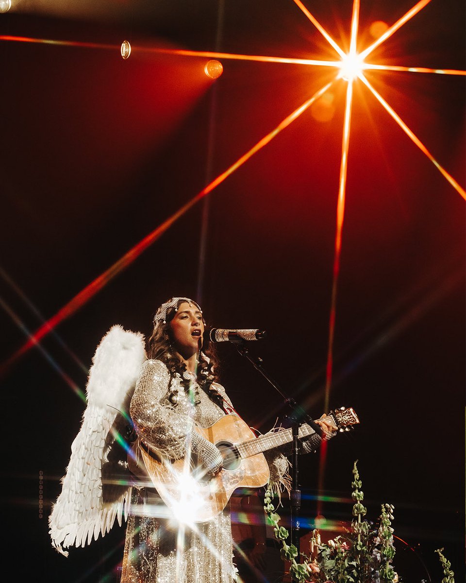 SierraFerrell's tweet photo. Sheffield, you lifted my spirits high 🪽
Our voices together felt nothing short of a holy choir 👼 🙏
Until we meet again 🤍 https://t.co/bRUrT5QJx5