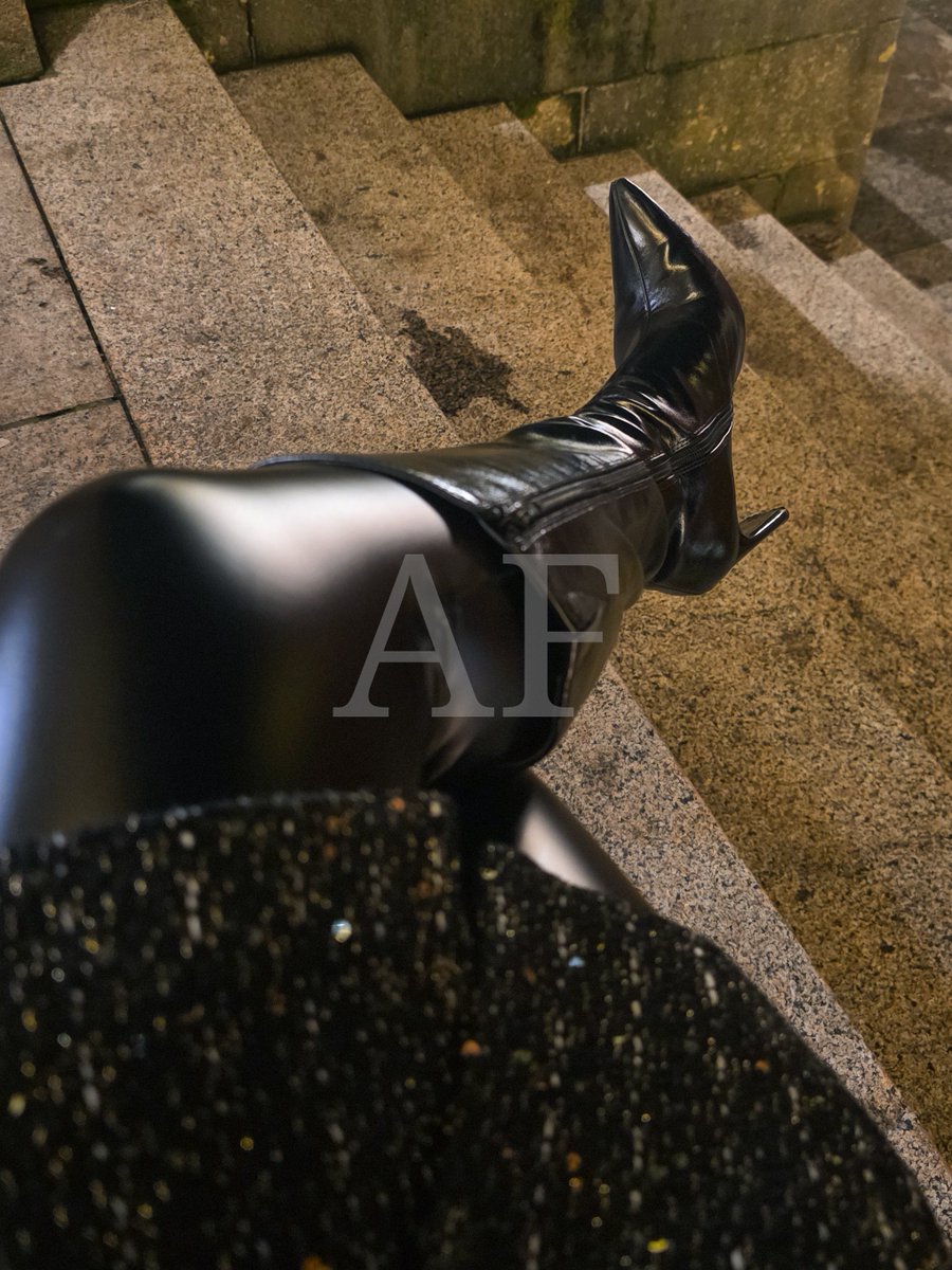 Ich stelle mir vor,
wie ich den Glühwein langsam an
meinen Stiefeln herabfließen lasse.🖤
Ist deine Zunge schon bereit? 

#Stiefel #boots #findom #femdom