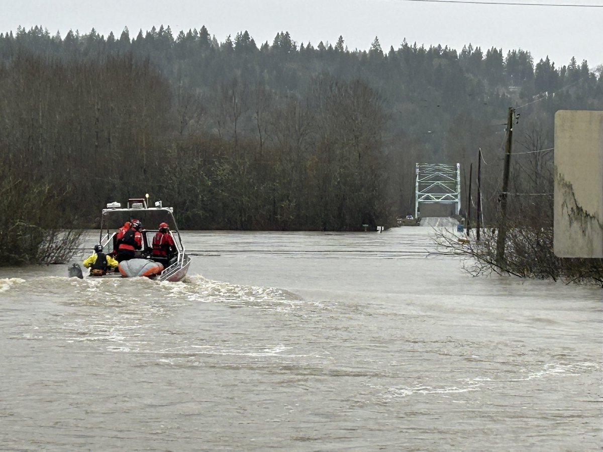 EastsideFire's tweet image. Water rescue this morning on 124th near Duvall - one person and a dog unable to leave home due to rising floodwaters.