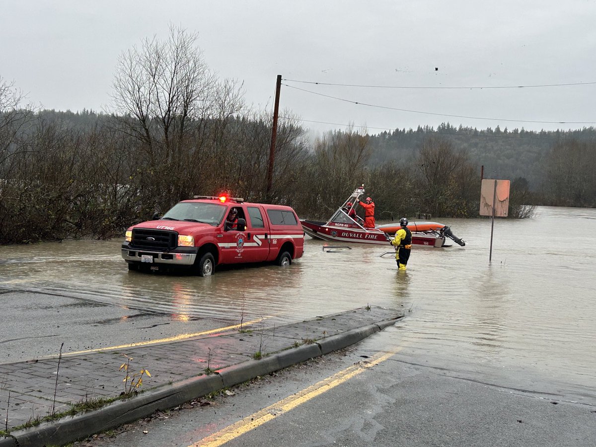 EastsideFire's tweet image. Water rescue this morning on 124th near Duvall - one person and a dog unable to leave home due to rising floodwaters.