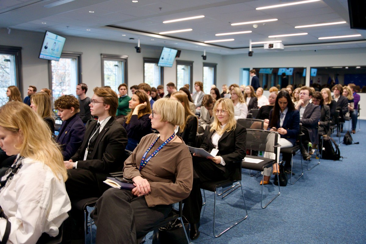 UNICWarsaw's tweet photo. 10.12 w #DzieńPrawCzłowieka w @EUinPL odbyło się wydarzenie @DiplomacyFMD i Another Perspective, którego byliśmy partnerem.

Event zgromadził wspaniałych gości i panelistów, ale przede wszystkim młode osoby zaangażowane w #PrawaCzłowieka.

Dziękujemy, że Wam zależy! 

#UNICWarsaw https://t.co/fAbwONzeQG