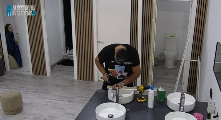 Speedrounder's tweet photo. "Hola, bricomaniacos. Hoy vamos a aprender a reformar un baño destrozado por unos kinkis" #LaCasaDeLosGemelos2D4 https://t.co/120KYGJh4J
