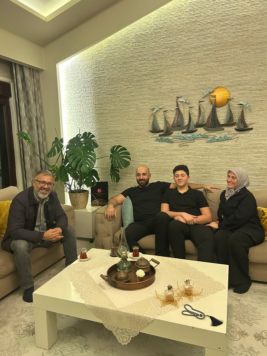 Genel Başkanımız Sayın Devlet Bahçeli’nin talimatları ile “#HayırlıGünlerKomşum” ve “#DerdinDerdimizdir” ziyaretleri kapsamında Belikdüzü  İlçemiz Dereagzi Mahallemizde Ersin Punlular ailesini; 

İlçe Başkan yardımcımiz Sn.Keramettin Aydın ve Mahalle Teşkilatımız ziyaret ettiler.