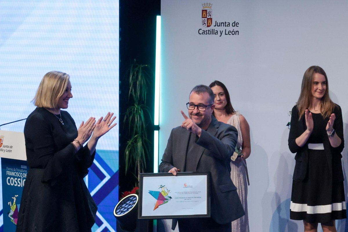<a href="/TribunaVall/">Tribuna Valladolid</a> <a href="/CesarMansoFoto/">Cèsar Manso</a> <a href="/AFPphoto/">AFP Photo</a> <a href="/ABC_CastyLeon/">ABC Castilla y León</a> <a href="/AliciaCOlcese/">Alicia Calvo</a> <a href="/DiarioCyLMundo/">Diario de Castilla y León</a> <a href="/ocvalladolid/">Onda Cero Valladolid</a> <a href="/MurciegoMonica/">Monica murciego</a> <a href="/La8Leon/">La8 LEÓN</a> <a href="/cyltv/">CyLTV</a> <a href="/diariodeleon/">Diario de León</a> 📻En radio, para los programas 'Historias de la radio', de Carlos Flores y <a href="/MMartinLuna/">Martín Luna</a>, por el 90 cumpleaños de <a href="/ValladolidSER/">Radio Valladolid</a>
 
 📺En televisión, para <a href="/JuanFranMartinF/">Juan Fran Martín</a> por el capítulo 5, dedicado a los niños, de la serie 'Vivir en guerra', realizado para <a href="/cyltv/">CyLTV</a>
 
#PremioCossío