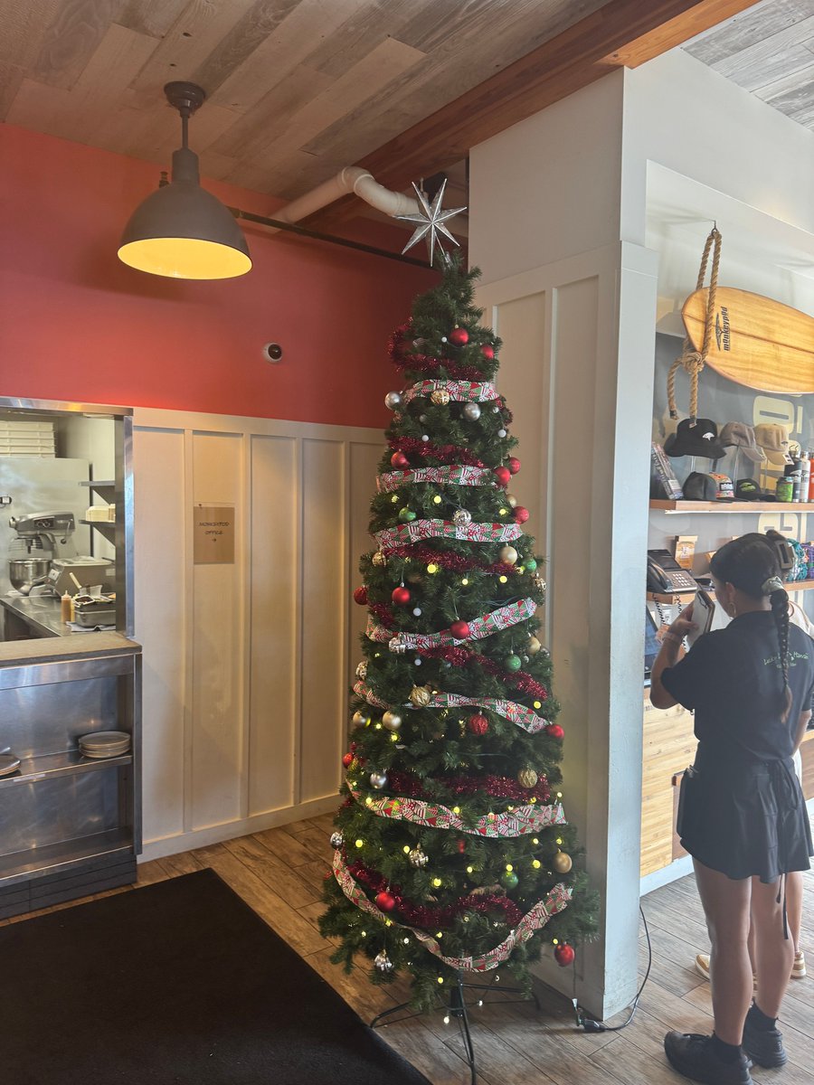 2TallTom's tweet image. #MonkeyPod #MaiTai #Maui Christmas.

It's Monkey Pod time.
My favorite seat by the sea.
Maui Brewing's next.

#haiku #travel #cruise #rivercruise  #ABD #Disney  #DCL #follow #Azamara #AmaWaterways #TravelAgent
linktr.ee/2talltom