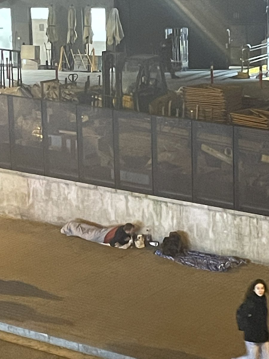 Marga_B_K's tweet photo. la Barcelona de los sin techo. Si hay algún lugar que visitan los 50 millones de turistas anusles que visitan la ciudad es la @sagradafamilia. Esos 50 millones se encontrarán con la docena de indigentes que andan tirados alrededor. Esa imagen queremos dar @bcn_ajuntament ? https://t.co/VSyPPXcbW3