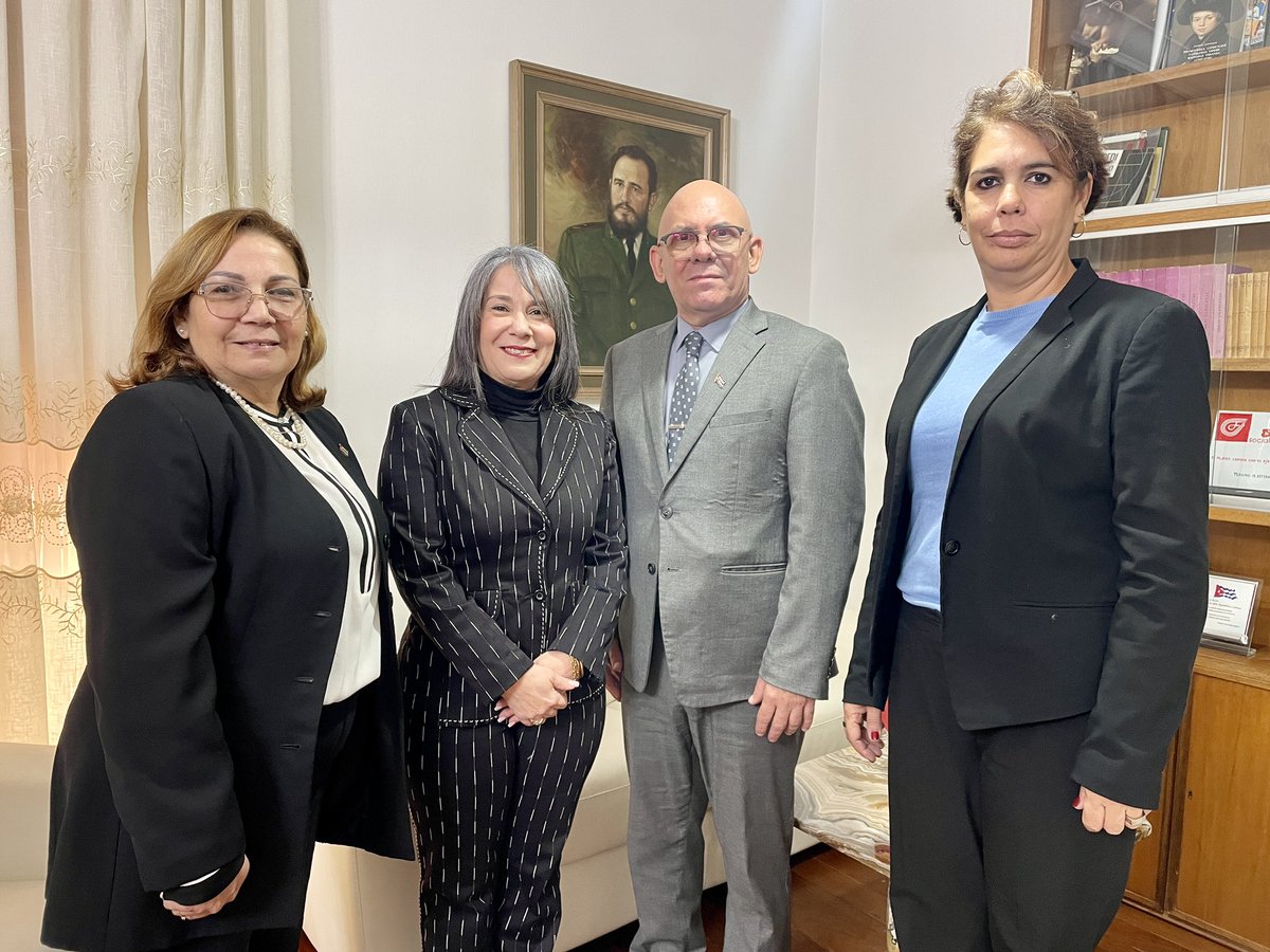 Me reuní con el viceministro <a href="/CubaMES/">MES</a>, Reynaldo Velázquez, quien encabeza una delegación que realiza una visita de trabajo para reforzar la colaboración académica con #Italia. 
🔗 misiones.cubaminrex.cu/es/articulo/vi…