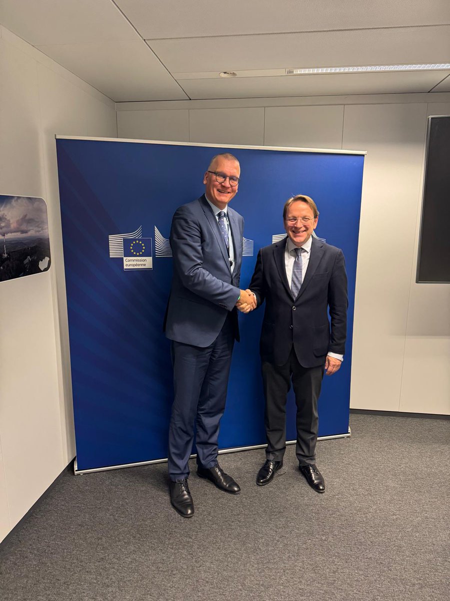 OliverVarhelyi's tweet photo. Excellent discussion with @EIB VP Marek Mora on cooperation to support the EU biotech sector.
Biotech Act coming soon! https://t.co/s2UH2yGrG6