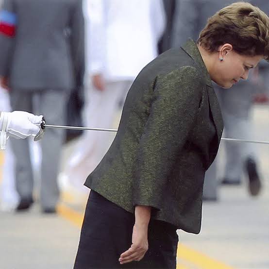 Snaihtniroccccc's tweet image. Inacreditável como a Dilma não morreu com essa espadada aqui