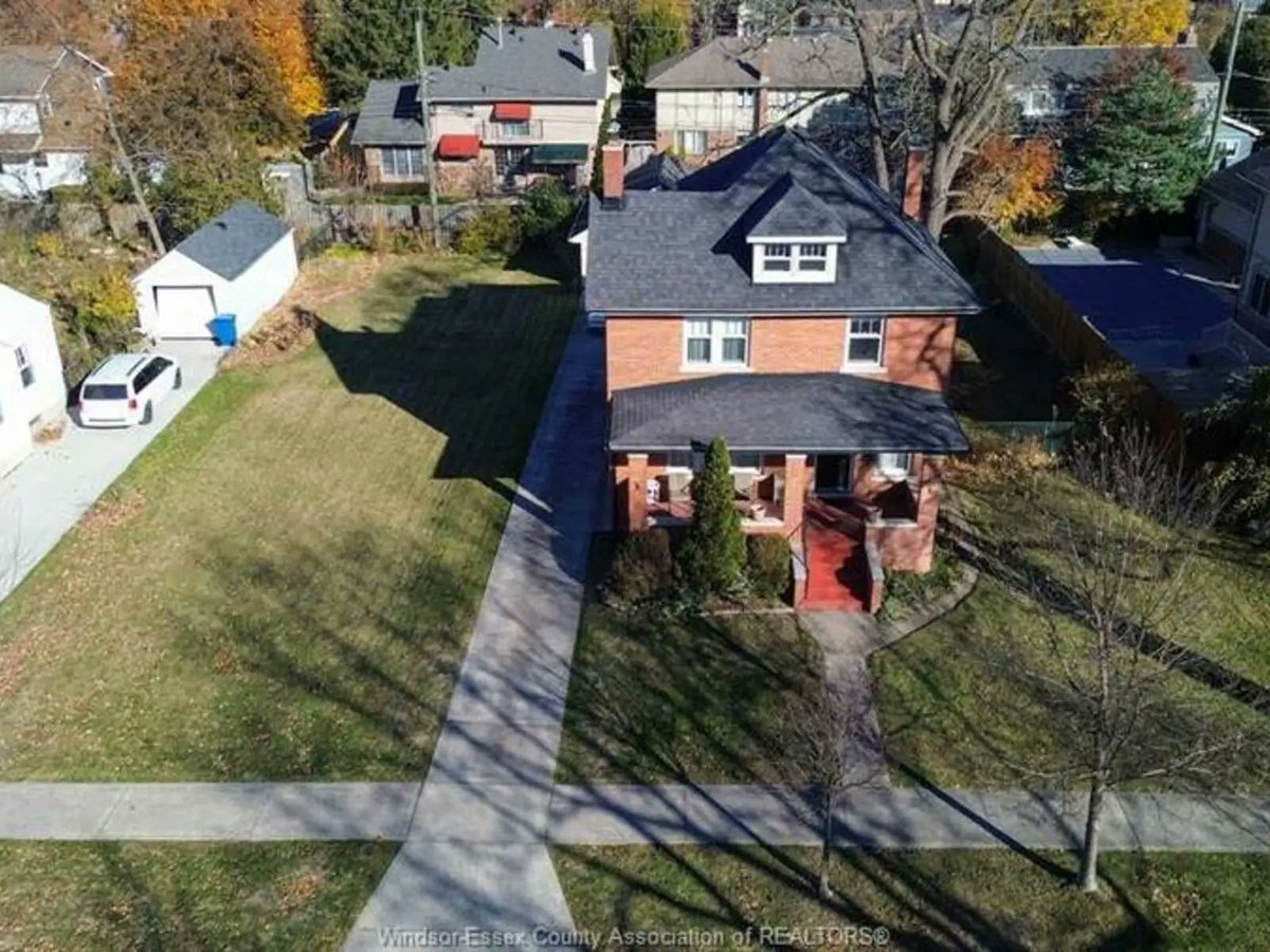 OntarioForSale's tweet image. Home in Windsor 254 Esdras #Windsor #RealEstate MoveMe.To/KPB6Zz MoveMe.To/Windsor/RealEs…
