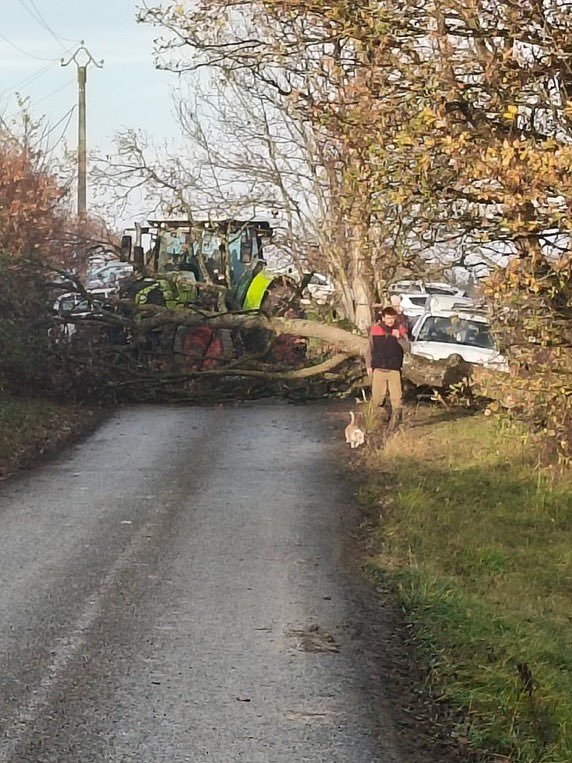 Cercle_Aristote's tweet image. Un barrage pour sauver des vaches dans l’Ariège / un barrage pour filtrer qui rentre dans la cité pour protéger un trafic de drogue.

Question (niveau facile) :

À votre avis, contre qui la macronie envoie-t-elle des blindés ?