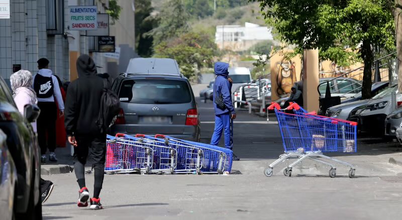 Cercle_Aristote's tweet image. Un barrage pour sauver des vaches dans l’Ariège / un barrage pour filtrer qui rentre dans la cité pour protéger un trafic de drogue.

Question (niveau facile) :

À votre avis, contre qui la macronie envoie-t-elle des blindés ?