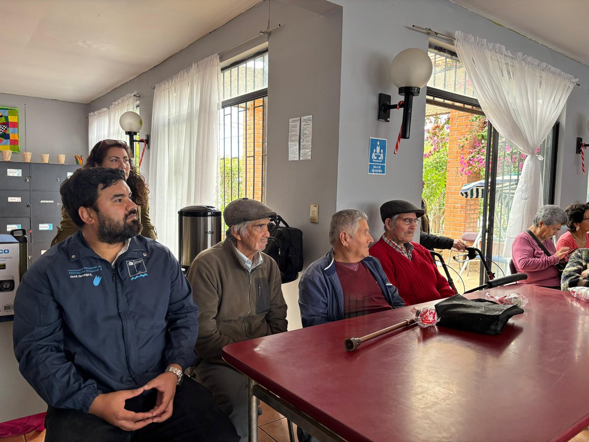 Participamos en una jornada informativa en el Centro de Encuentro Diurno para Personas Mayores, donde la Seremi del Trabajo y Previsión Social, Arife Mansur Acevedo, presentó los principales elementos de la Reforma de Pensiones, resolvió dudas y conversó con las y los asistentes