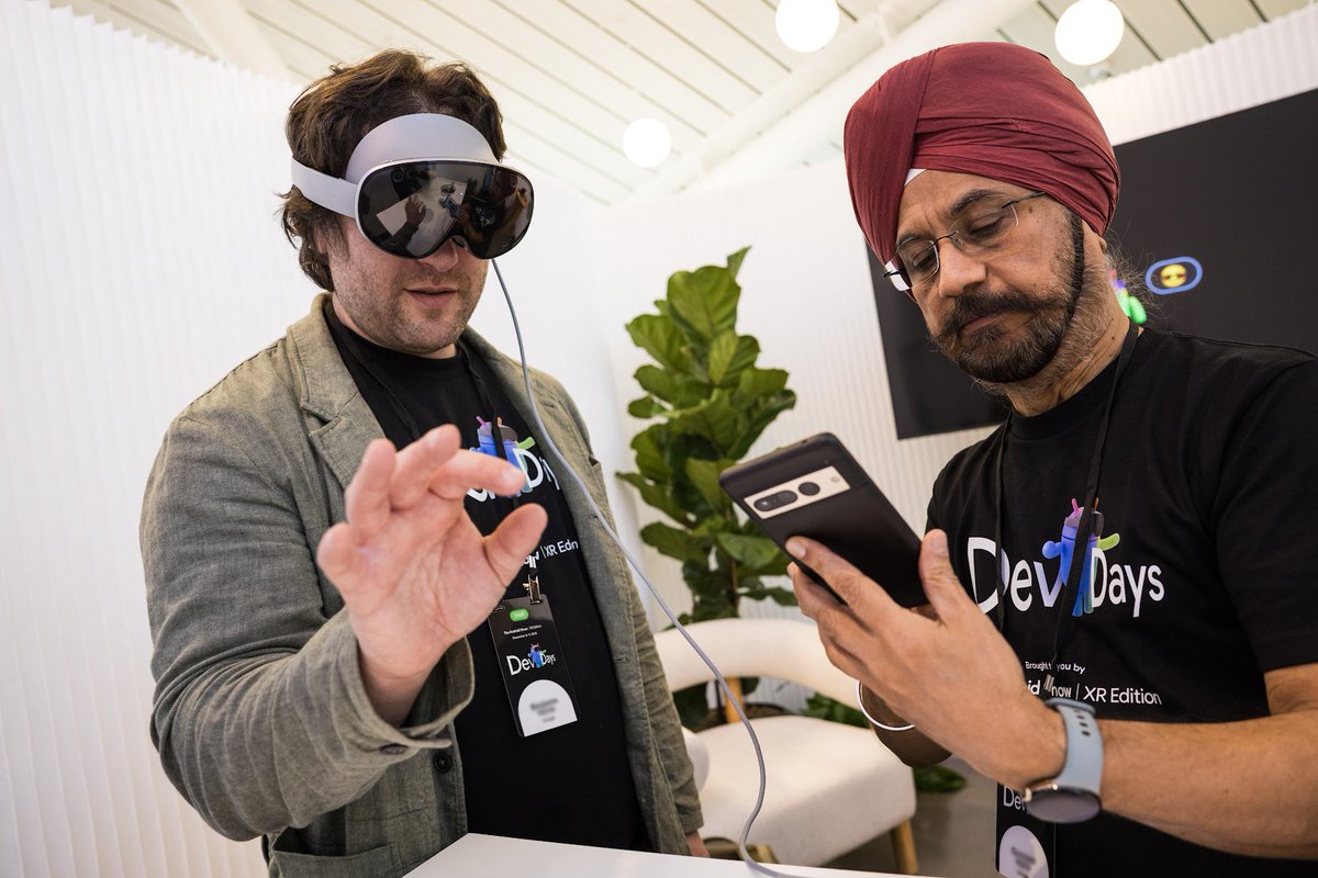 AndroidDev's tweet image. See the future first on Android ‼️

We&apos;re excited to work with you to build the future on Android XR! Check out the Android XR SDK Developer Preview 3 to get started building for glasses and headsets → goo.gle/4pWdigr