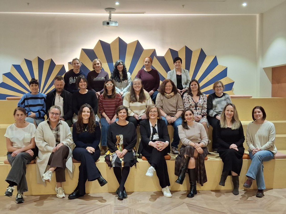 📸 Compartimos la foto de grupo de la 2a jornada de nuestro Encuentro de Mujeres que se está celebrando en la ciudad de Sevilla 

✨ Gracias por el interés y la participación 

🟣 Avanzamos en nuestro compromiso firme por la igualdad en la sanidad y los sectores sociosanitarios