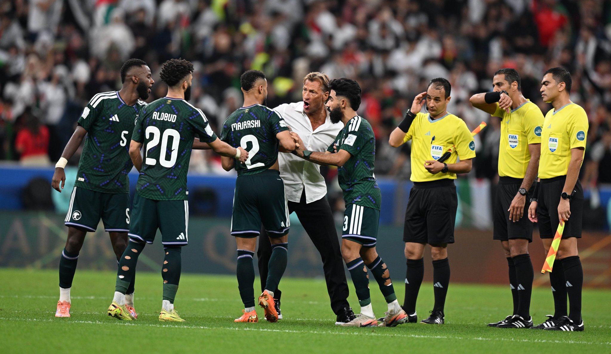 الفرنسي هيرفي رينارد يُبعد اللاعبين عن التوجه لحكم المباراة والنقاش بعد نهاية الشوط الثاني. #السعودية_فلسطين 