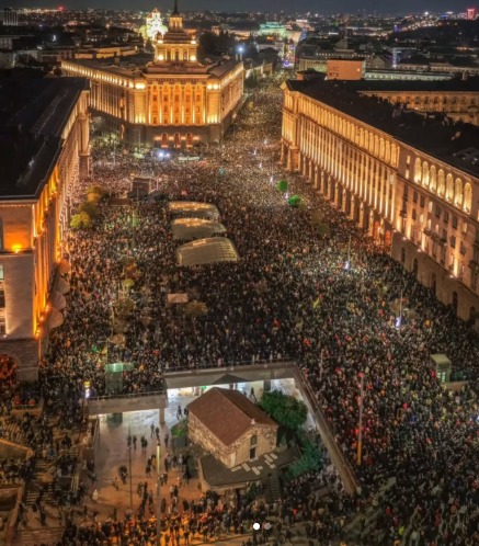 2026 bütçesi kendilerine daha çok vergi, prim ve harcama getirirken, yönetenlerin yolsuzluk yaparak refah içinde yaşamasına "hayır" diyen Bulgaristan halkı, patronun kim olduğunu göstermiş. 
2026 bütçe teklifi geri çekilmesine rağmen, hukumeti istifaya götürdüler.