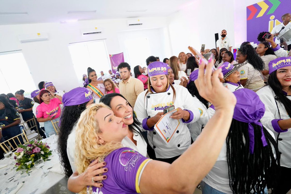dumek_turbay's tweet photo. El programa de empoderamiento femenino #ImpulsoVioleta continúa generando oportunidades en las mujeres cartageneras.
Les cuento que más de 250 mujeres emprendedoras de la ciudad recibieron su certificación tras culminar con éxito su proceso formativo en el programa Impulso Violeta 2025, que tiene como fin promover su autonomía económica, y promover la generación de ingresos y la consolidación de sus emprendimientos.
Las beneficiarias participaron en capacitaciones prácticas y especializadas en seis áreas de formación recibiendo, además, kits para poner en marcha sus negocios.
Esta importante plataforma es gestada, promovida y liderada por Liliana, mi esposa y Gestora social, y nuestra @SecparCTG ✅️
#CartagenaAvanzaEnLoSocial
