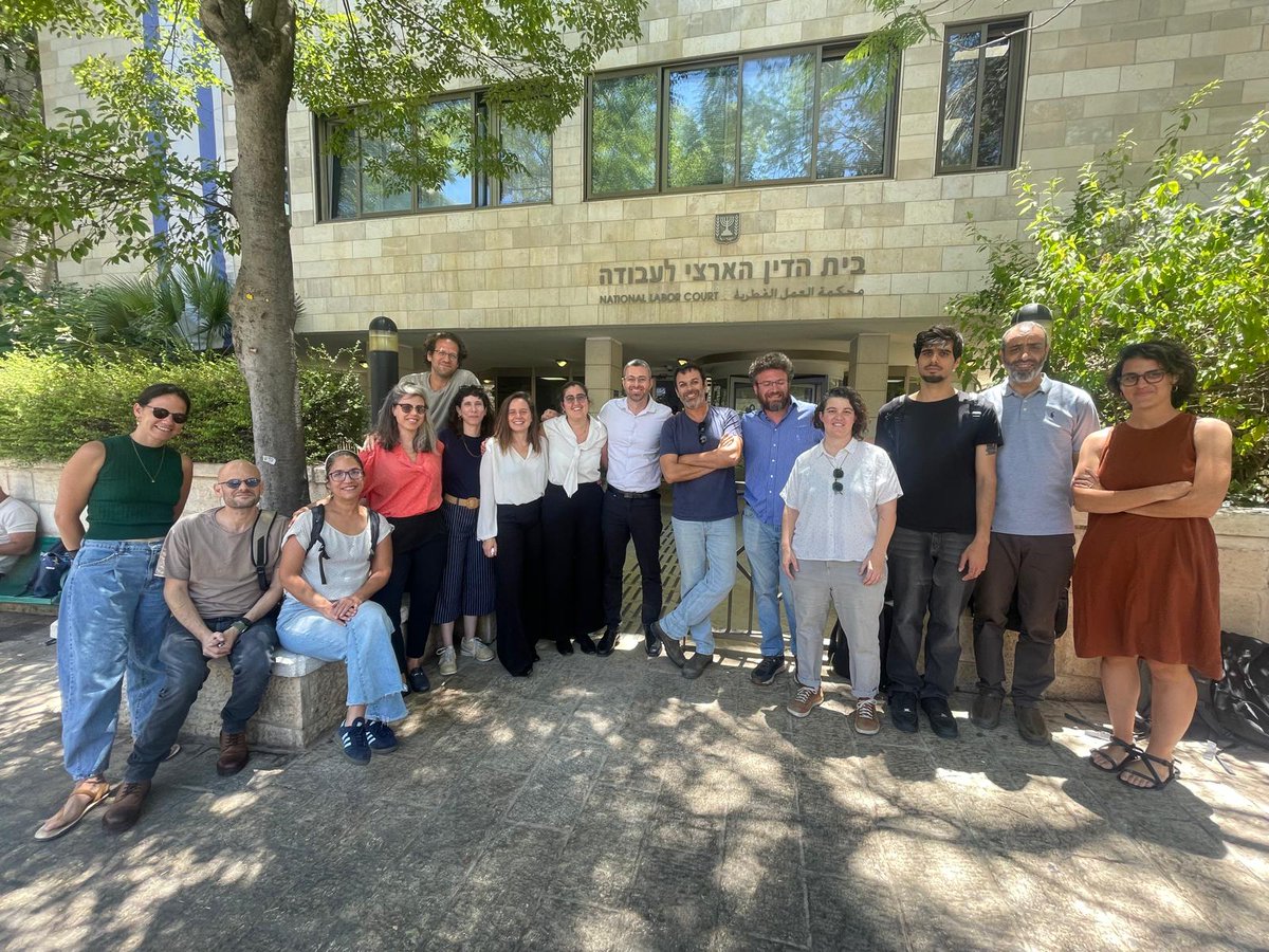 עם השותפים והשותפות הנהדרים האלה ב"כוח לעובדים" השגנו הישג הסטורי היום בבית הדין הארצי לעבודה, כאשר ביה"ד פסק כי חלה על משרד הרווחה חובת הידברות איתנו כארגון עובדים במסגרת מכרז שפוגע בזכויות העובדים, וביטל אותו. ביה"ד קבע כי למרות ההפרטה של השירות, אין לעובדים כתובת אחרת.