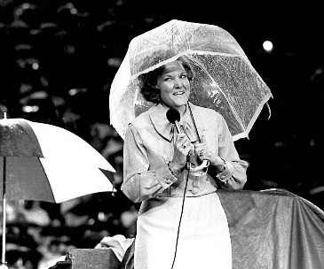 JuneHuntHope's tweet image. #ThrowbackThursday 1975

Singing at a Billy Graham Crusade. As I stood up to sing, I was handed a microphone and an umbrella, it had just begun to rain. This photo, snapped at a Jackson, Mississippi stadium, traveled across America and carried the caption: "Singing in the Rain."