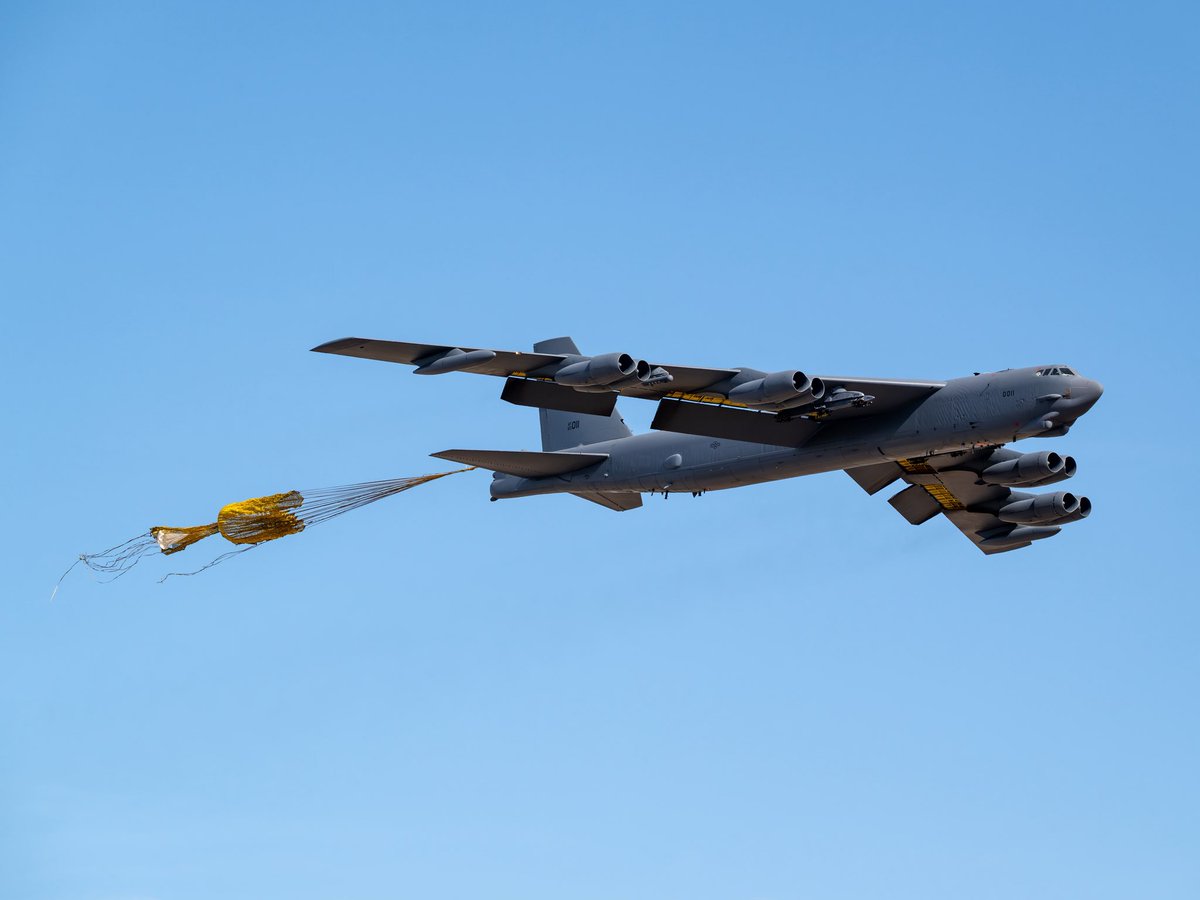KpAviationPhoto's tweet image. A B-52H from Barksdale AFB (60-0011) experienced a drag-chute malfunction earlier today, with the chute unexpectedly deploying mid-flight. Captured here in the video and two photos, the BUFF passed directly over NAS JRB Fort Worth before jettisoning the chute and proceeding back…