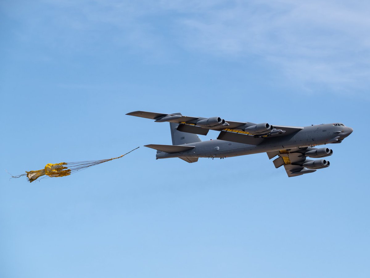 KpAviationPhoto's tweet image. A B-52H from Barksdale AFB (60-0011) experienced a drag-chute malfunction earlier today, with the chute unexpectedly deploying mid-flight. Captured here in the video and two photos, the BUFF passed directly over NAS JRB Fort Worth before jettisoning the chute and proceeding back…