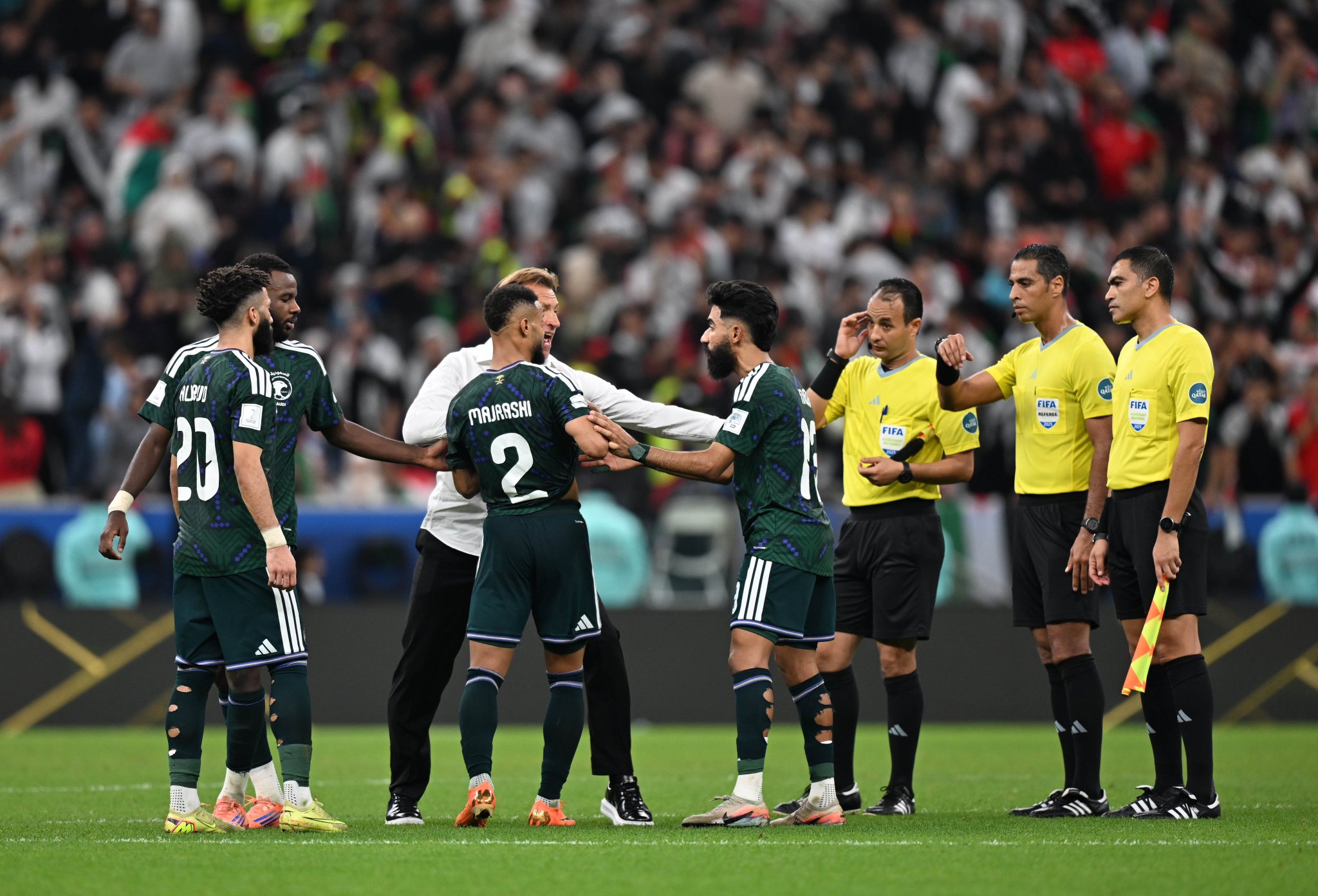 هيرفي رينارد يُبعد اللاعبين عن التوجه لحكم المباراة أمين عمر بعد نهاية الشوط الثاني 