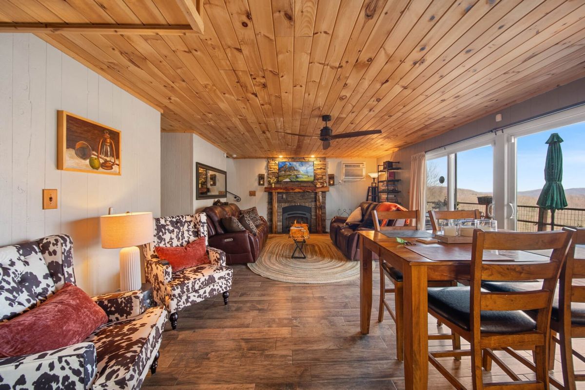 nccabin's tweet photo. Mountain Dweller! Views, Fireplace, Foosball near Beech Mtn Resort!
Your all-season escape awaits on Beech Mountain!
#MountainDweller #CarolinaCabinRentals #BeechMountainNC #BeechMtnResort #HighCountry https://t.co/avTXo86qEs