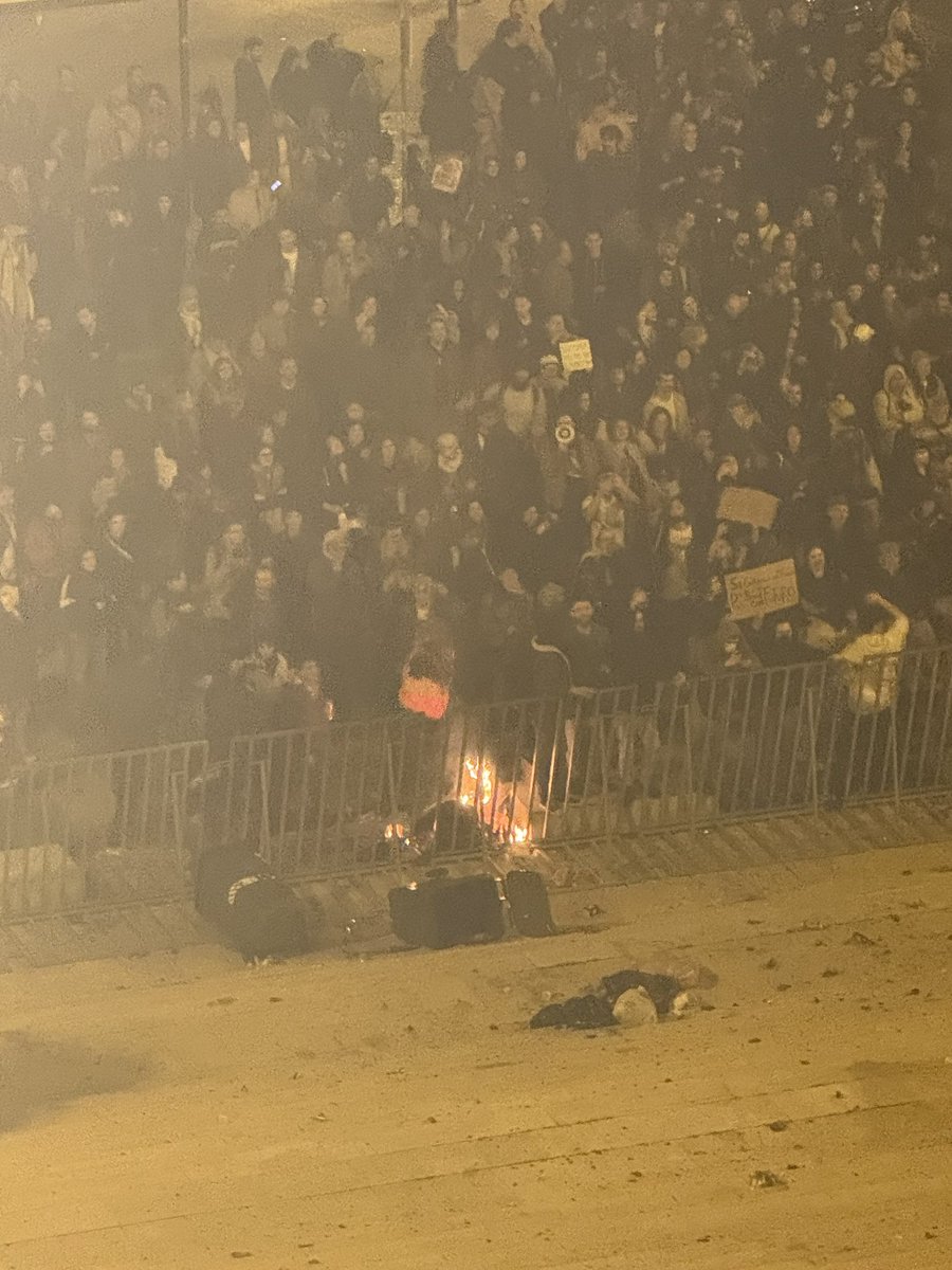 Não são manifestantes, são vândalos. Estão a dar tudo para a polícia ter que intervir, para depois chorarem por causa da violência policial.
