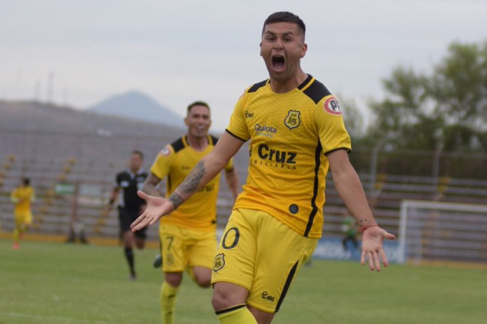 RodrigoQta's tweet photo. ⚽️🇨🇱 BASE VERDE PARA SANHUEZA
Franco Ortega (29|🇨🇱) jugará en #DeportesTemuco en el #Ascenso 2026 El formado en #SWanderers actúa como lateral izquierdo, pero puede ser extremo o volante de salida. Se suma a Miguel Sanhueza, otro ex caturro.
📸: @chavezgraf https://t.co/3HjXX8Xfwe