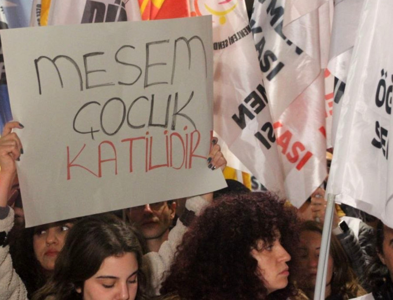 ◼️400 bin çocuk işçi
◼️4 gün iş bir gün okul
◼️Organize sanayi bölgelerine açılan meslek liseleri ve çocuklar için çalışma kamplarına dönüşen OSB'ler
◼️6  bin- 11 bin lira arasında maaşla  çalışan ucuz iş gücü ordusunu üretim alanlarına yayma
◼️ Okulu bırakıp asgari ücrete (22