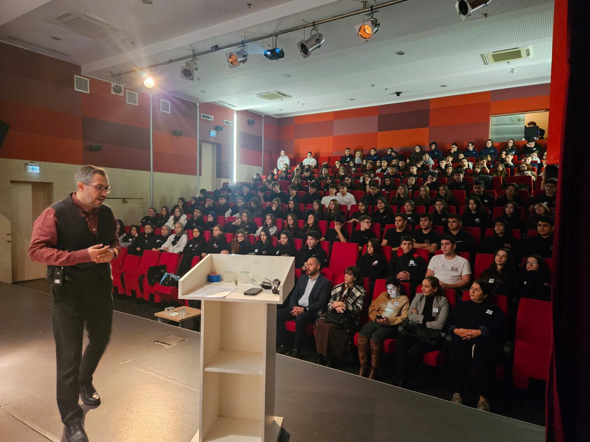 Üsküdar Milli Eğitim Müdürlüğünün davetiyle Dünya İnsan Hakları Günü kapsamında lise öğrencileriyle buluştuk. 

İnsan hakları öğretisiyle  örtüşmeyen uygulamalar karşısında elbette insan haklarını konuşmak çok zor. 

 İnsan hakları teorisinin felsefi arka planı, evrensellik