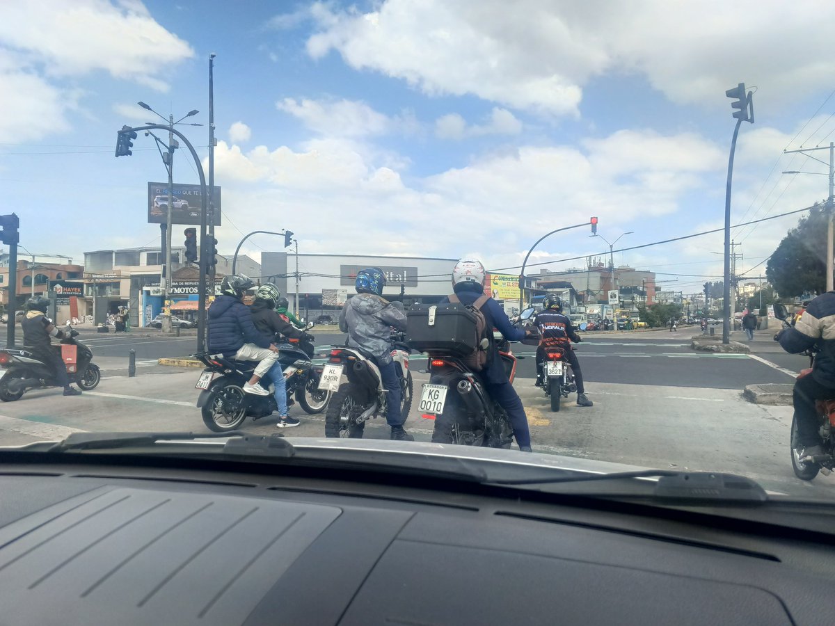 jakirof's tweet photo. @MElenaRodrguez @AMT_Quito @washo2627 @pabelml Acabo de tomar esta foto en la esquina de El inca y 6 de diciembre, conté 10 motos sobre la línea zebra. Y ni un solo agente de tránsito así sea mensajeando desde el celular.  Para cuándo controles aquí don @pabelml https://t.co/C3LiyAtDUM