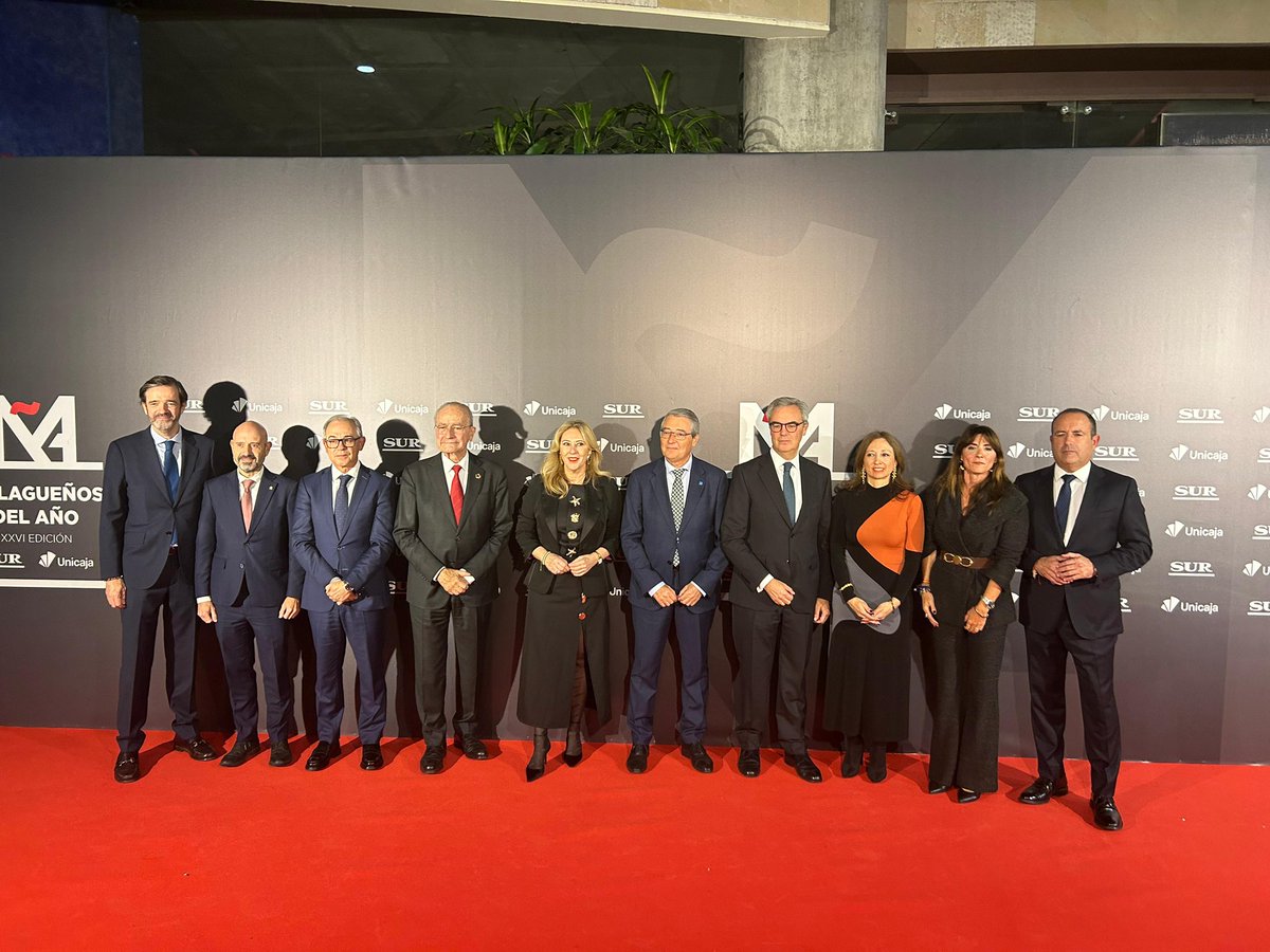 diputacionMLG's tweet photo. El presidente de la @diputacionMLG, @Francissalado, asiste a los #PremioSUR 🎖️Malagueños del Año 2025, organizados por @DiarioSUR, donde se ha reconocido el trabajo por Málaga de siete personas referentes en esta tierra. https://t.co/vH57V32hkI