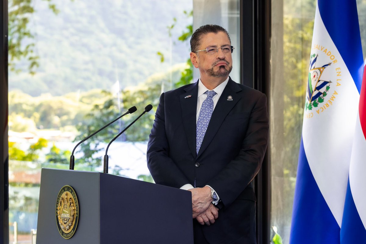 “Usted le demostró al mundo la manera ejemplar y exitosa de como se deben enfrentar las maras. Lo criticaron de todas partes, incluyendo del gobierno de turno en Costa Rica en su momento. Pero el pueblo de El Salvador le dio el mérito por enfrentar esa batalla y así se volvieron