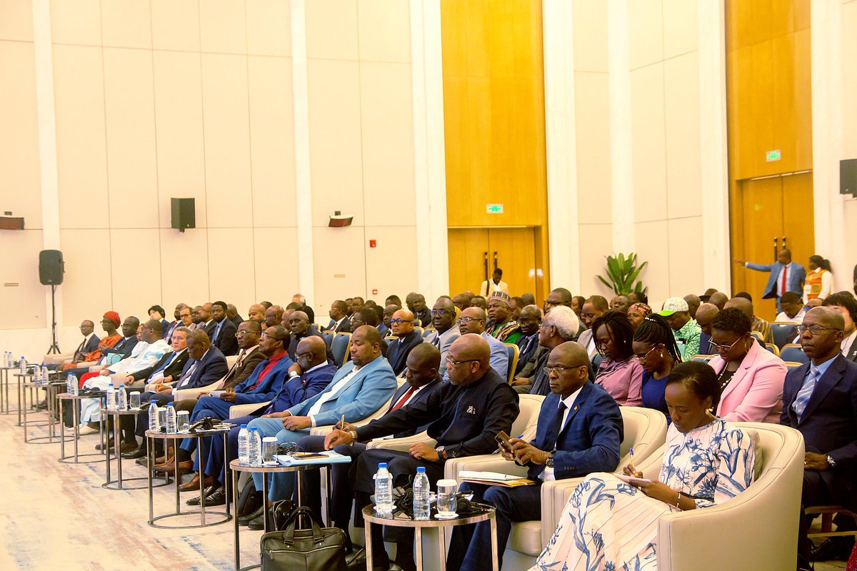 OAPI_TWIT's tweet photo. 🇨🇬 #Brazzaville → Le panel #OAPI a réunit @WIPO @_ARIPO @INTA #JPO #CIPO &amp; @Unicongo_242 pour réfléchir à une question : 
Comment faire de l’#Entrepreuneuriat un moteur de l'économie innovante en Afrique ?
Des idées fortes. Des visions ambitieuses et un potentiel à transformer. https://t.co/DKSGzhATLF