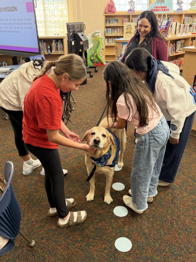 GPISD1's tweet image. 🌸 Blooms Club at East Cliff! 🌸
5th grade girls are leading with kindness, friendship, and community! They learned about the Ronald McDonald House and spent time with Duke, the service dog 🐾.
#BloomsClub #Leadership #Community #EastCliffPride #DistrictPride